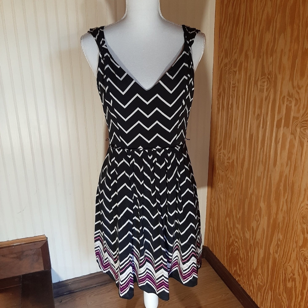 Silk White House Black Market Sleeveless Zig Zag Print Lightweight Dress